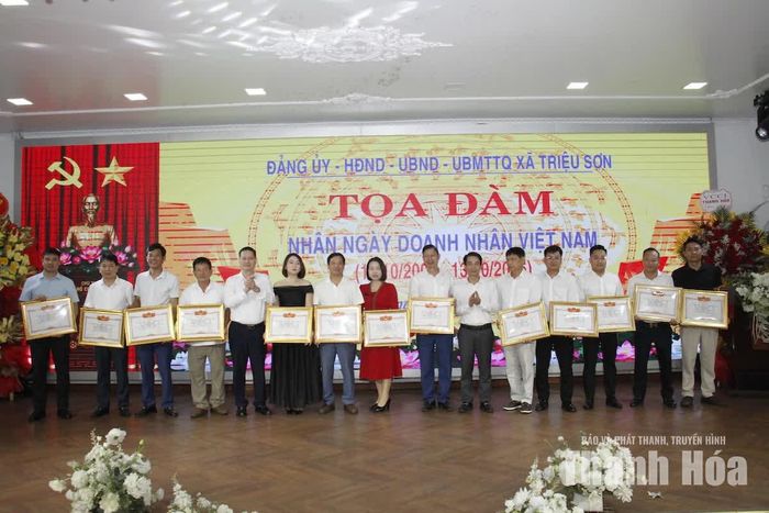 Các cá nhân nhận Giấy khen của VCCI Chi nhánh Ninh Bình - Thanh Hóa.
