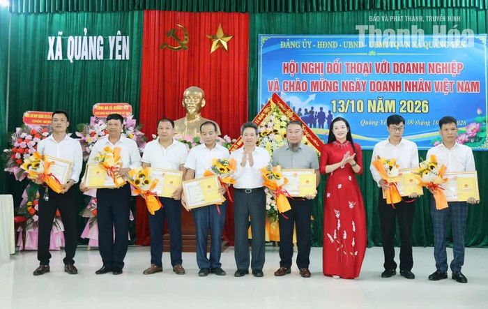 Lãnh đạo xã Quảng Yên trao giấy khen cho các doanh nghiệp tiêu biểu trong hoạt động sản xuất, kinh doanh.