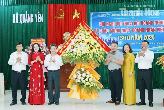 Lãnh đạo xã Quảng Yên tặng hoa chúc mừng Hội Doanh nghiệp xã nhân kỷ niệm Ngày Doanh nhân Việt Nam.