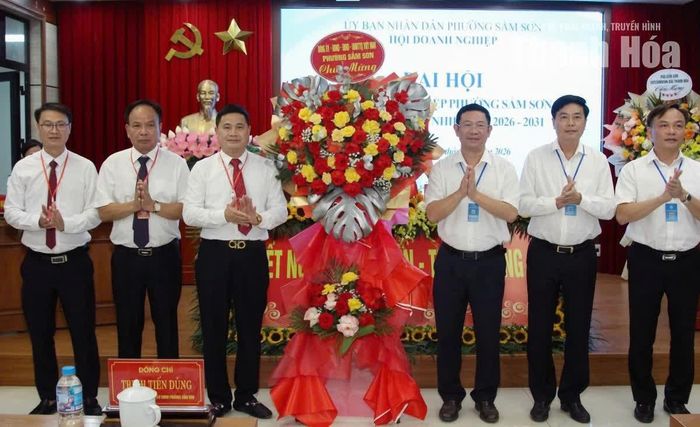 Lãnh đạo phường Sầm Sơn tặng hoa chúc mừng đại hội.