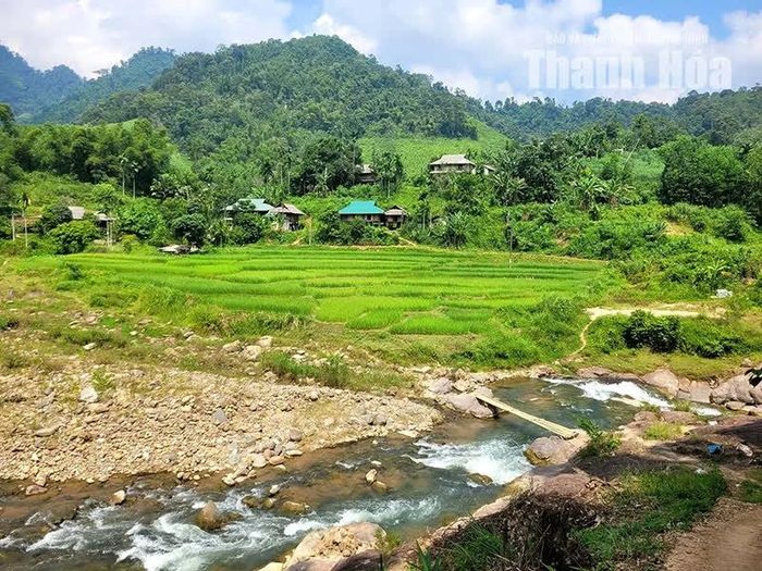 Nhiều hộ dân ở bản Yên Bình, xã Yên Khương sinh sống ở khu vực ven suối, vào mùa mưa tiềm ẩn nguy cơ sạt lở, lũ ống, lũ quét.