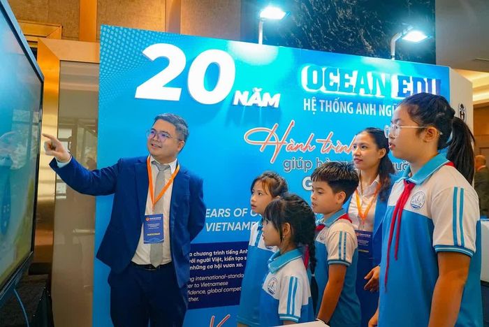 Các bạn học sinh tìm hiểu về chương trình học tập tại Ocean Edu.