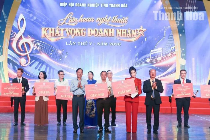 Phó Chủ tịch UBND tỉnh Đầu Thanh Tùng và đại diện lãnh đạo Hiệp hội Doanh nghiệp tỉnh trao giải Nhì cho các đơn vị tham dự liên hoan.