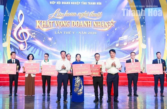 Trưởng Ban Tuyên giáo Tỉnh ủy Đào Xuân Yên và đại diện lãnh đạo Hiệp hội Doanh nghiệp tỉnh trao giải Nhất cho các đơn vị tham dự liên hoan.
