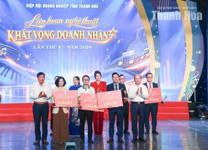 Phó Chủ tịch UBND tỉnh Cao Văn Cường và đại diện lãnh đạo Hiệp hội Doanh nghiệp tỉnh trao giải Ba cho các đơn vị tham dự liên hoan.