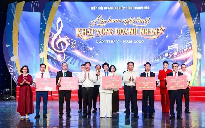 Đại diện lãnh đạo Hiệp hội Doanh nghiệp tỉnh cùng các đại biểu trao giải Khuyến khích cho các đơn vị tham dự liên hoan.
