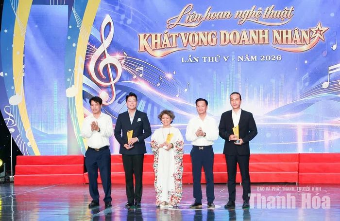 Trưởng Ban Tuyên giáo Tỉnh ủy Đào Xuân Yên cùng đại diện lãnh đạo Hiệp hội Doanh nghiệp tỉnh trao cúp lưu niệm tri ân các thành viên Ban Giám khảo.