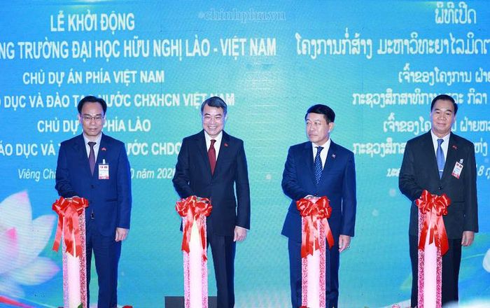 Thủ tướng Chính phủ Lê Minh Hưng và Thủ tướng Lào Saleumxay Kommasith dự lễ khởi động dự án xây dựng Trường Đại học Hữu nghị Lào - Việt Nam. Ảnh: chinhphu.vn/Nhật Bắc