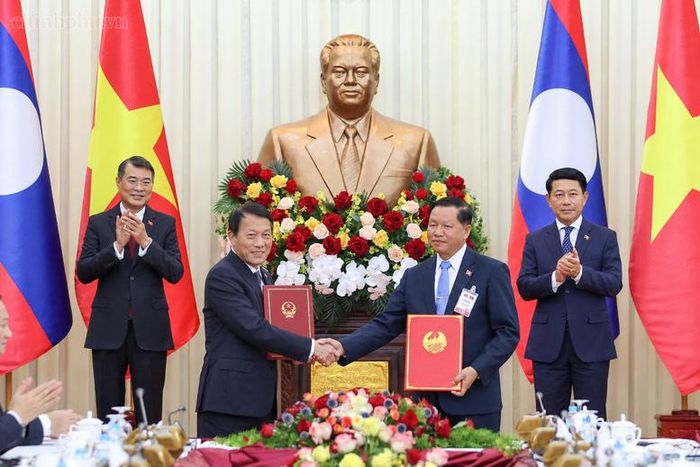 Thủ tướng Chính phủ Lào Saleumxay Kommasith và Thủ tướng Chính phủ Lê Minh Hưng chứng kiến các bộ, ngành, địa phương của hai nước trao các văn kiện hợp tác quan trọng - Ảnh: chinhphu.vn/Nhật Bắc
