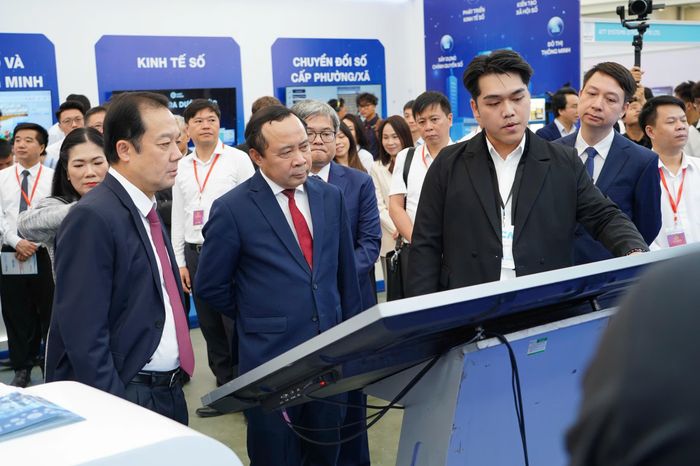 Tham quan các gian hàng tại Chương trình. Bộ trưởng khẳng định kinh tế số tiếp tục tăng trưởng và đóng góp đáng kể vào nền kinh tế. Ảnh: MPT