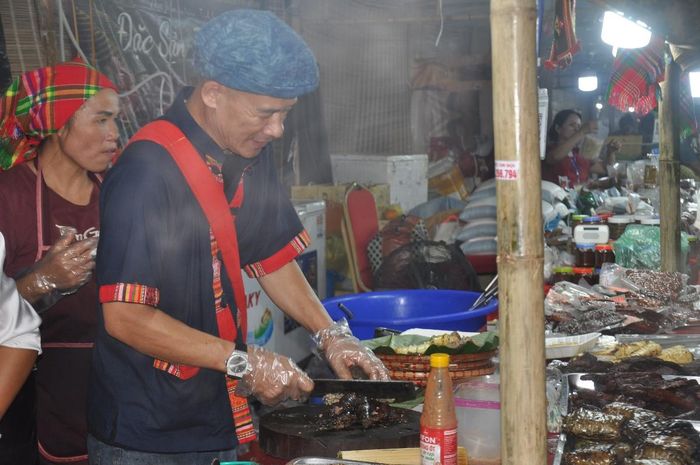 Du khách thưởng thức các món ăn đặc sản tại Liên hoan Văn hóa Ẩm thực Xứ Thanh năm 2026. Ảnh: Nguyễn Thuấn