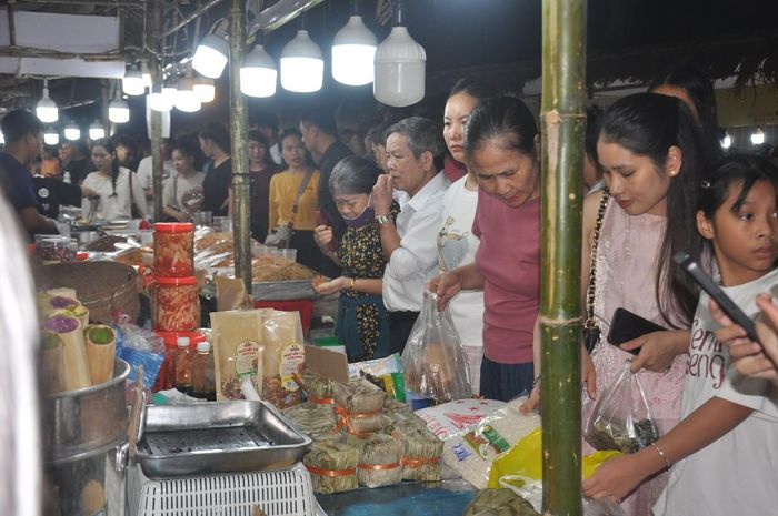 Các đặc sản vùng miền được giới thiệu đa dạng, hấp dẫn tại các gian hàng ẩm thực. Ảnh: Nguyễn Thuấn