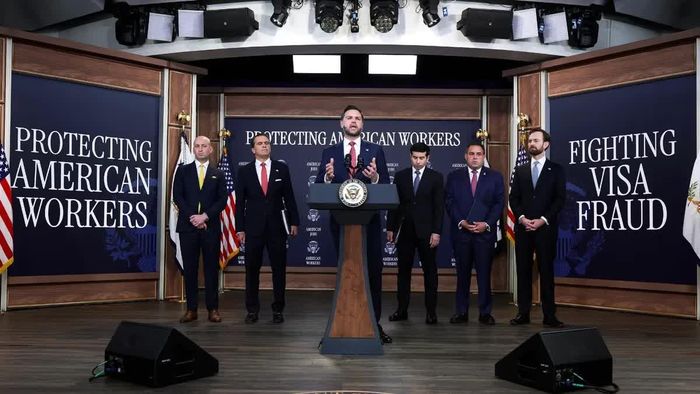 Phó Tổng thống Mỹ JD Vance cho biết chính quyền Tổng thống Donald Trump đang đình chỉ Microsoft khỏi chương trình xin thẻ xanh cho nhân viên. Ảnh: Getty Images.
