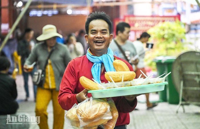 Niềm vui của những người phục vụ lễ hội.
