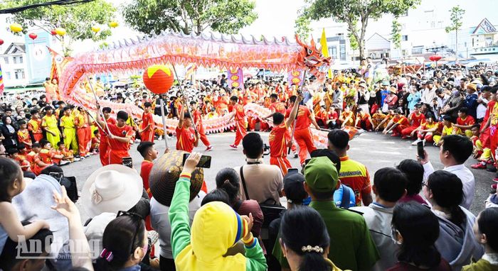 Tiếng trống múa rồng rộn rã bắt đầu chuỗi ngày hội lớn.