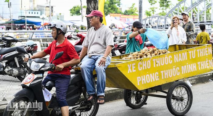 Tình nguyện viên vận chuyển nguyên liệu phục vụ các bếp ăn tại lễ hội.