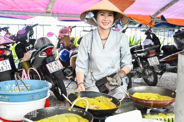 Người dân xã Khánh Bình làm bánh xèo phục vụ khách đến dự lễ hội.