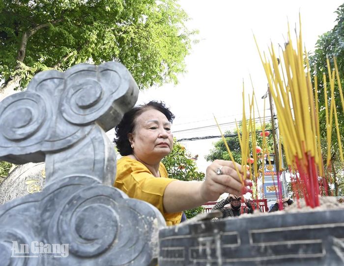 Người dân thành kính dâng hương tưởng niệm Anh hùng dân tộc Nguyễn Trung Trực.