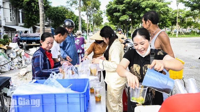 Một gia đình ở phường Rạch Giá tặng nước uống miễn phí cho người dân, du khách.