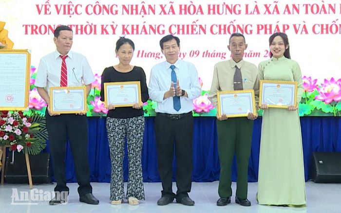 Chủ tịch UBND xã Hòa Hưng tặng giấy khen cho các tập thể và cá nhân.