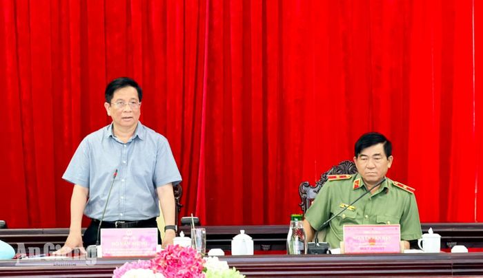 Ủy viên Trung ương Đảng, Phó Bí thư Tỉnh ủy, Chủ tịch UBND tỉnh An Giang Hồ Văn Mừng phát biểu chỉ đạo tại cuộc họp.