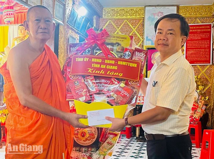 Phó Chủ tịch Ủy ban MTTQ Việt Nam tỉnh An Giang Ngô Phương Vũ trao quà chúc mừng chùa Mỹ Á (phường Chi Lăng).