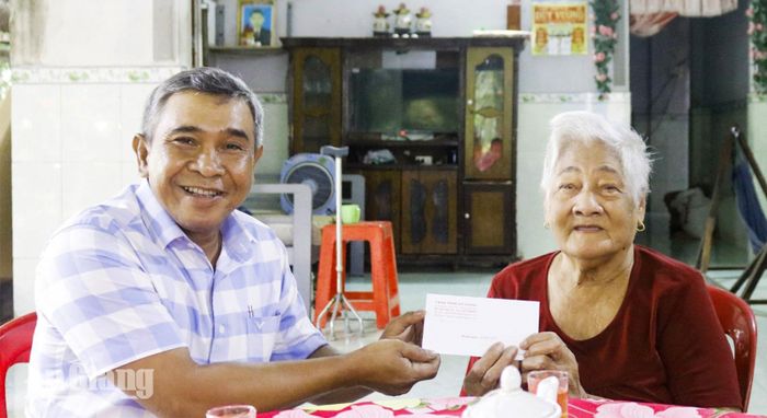 Phó Giám đốc Sở Dân tộc và Tôn giáo tỉnh An Giang Danh Lắm tặng quà Mẹ Việt Nam anh hùng Thị Hol, xã Giang Thành.