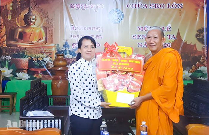 Lãnh đạo Sở Dân tộc và Tôn giáo thăm, chúc mừng lễ Sene Đôn Ta chùa Sà Lôn và Hòa thượng Chau Sơn Hy (xã Ô Lâm).
