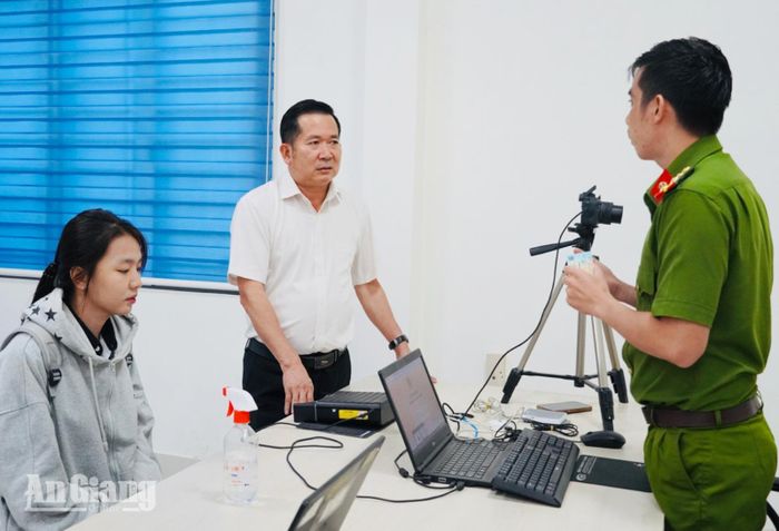 Phó Bí thư Tỉnh ủy An Giang Đinh Văn Nơi tại bộ phận cấp căn cước công dân.