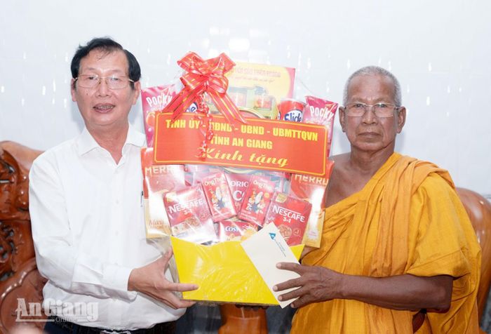 Phó Chủ tịch UBND tỉnh An Giang Lê Văn Phước tặng quà chùa Tà Pạ.