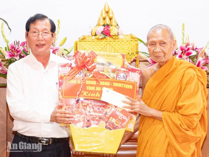 Phó Chủ tịch UBND tỉnh An Giang Lê Văn Phước tặng quà chùa Soài So.