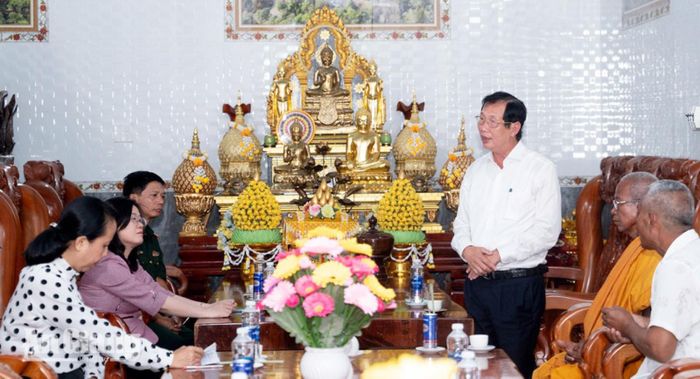Phó Chủ tịch UBND tỉnh An Giang Lê Văn Phước chúc mừng lễ Sene Dolta tại chùa Tà Pạ.