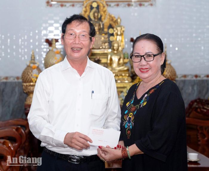 Dịp này, Phó Chủ tịch UBND tỉnh An Giang Lê Văn Phước tặng quà, chúc mừng lễ Sene Đôn Ta cán bộ hưu trí người dân tộc Khmer trên địa bàn xã Tri Tôn.