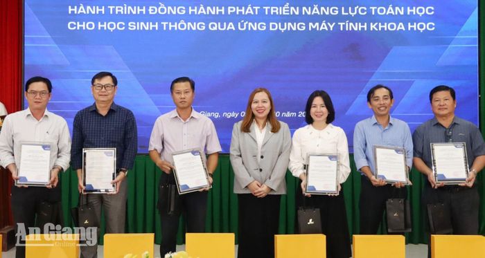 Tổng Giám đốc Công ty Cổ phần Xuất nhập khẩu Bình Tây (BITEX) Trần Thanh Thảo (giữa) tặng quà tri ân cán bộ quản lý, giáo viên.