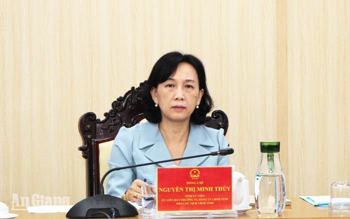 Phó Chủ tịch UBND tỉnh An Giang Nguyễn Thị Minh Thúy dự họp tại điểm cầu tỉnh An Giang.