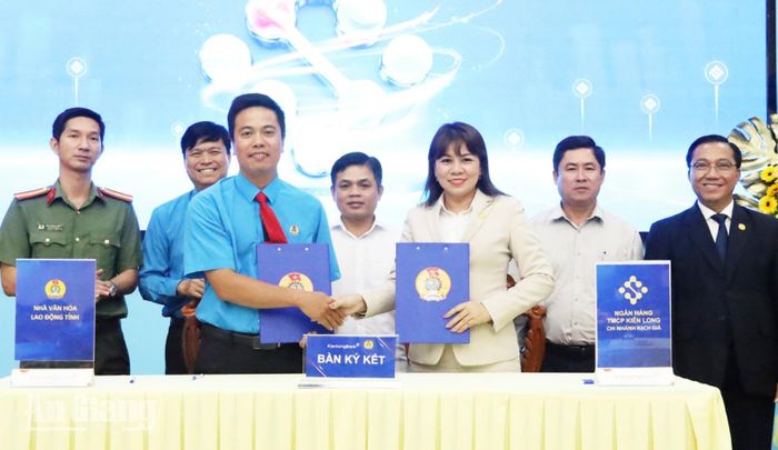 Đại diện Ngân hàng Thương mại Cổ phần Kiên Long Chi nhánh Rạch Giá và Nhà Văn hóa Lao động tỉnh An Giang ký kết phối hợp triển khai các sản phẩm tín dụng hỗ trợ đoàn viên, người lao động.