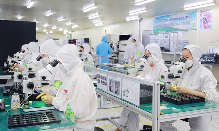  Dây chuyền sản xuất tại Công ty trách nhiệm hữu hạn Nano Hightech Việt Nam (Khu công nghiệp Song Khê - Nội Hoàng). Ảnh: Đỗ Quyên. 
