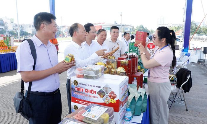  Đại biểu tham quan, mua sắm tại các gian hàng giới thiệu sản phẩm, dịch vụ bên lề chương trình sự kiện. 