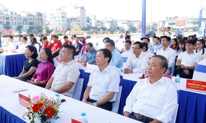  Đại biểu tham dự chương trình. 