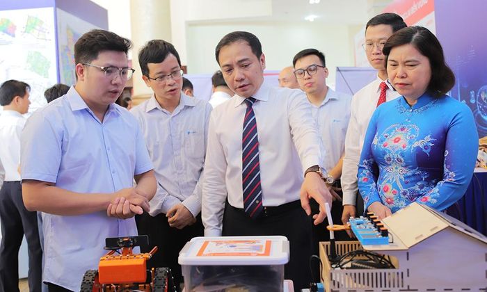  Các đồng chí lãnh đạo tỉnh tham quan gian hàng cung cấp giải pháp chuyển đổi số của VNPT Bắc Ninh. 