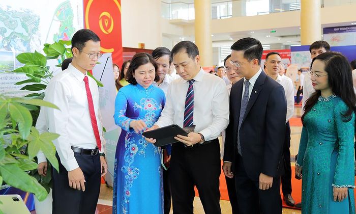  Các đồng chí lãnh đạo tỉnh trải nghiệm giải pháp chuyển đổi số của Vietcombank tại triển lãm. 