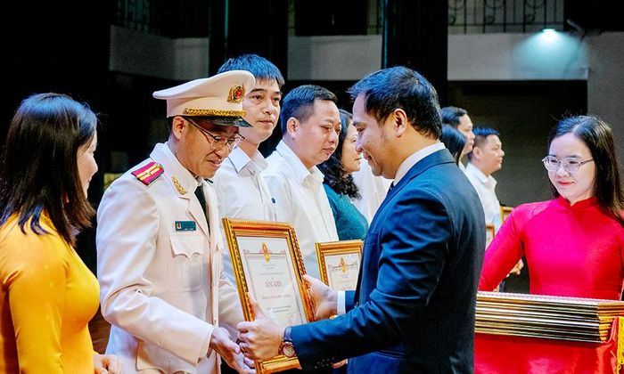  Đồng chí Đào Thanh Trường trao tặng Bằng khen của Chủ tịch UBND thành phố cho các tập thể có thành tích xuất sắc trong công tác chuyển đổi số. 