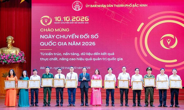  Đồng chí Đào Thanh Trường trao tặng Bằng khen của Chủ tịch UBND thành phố cho các tập thể có thành tích xuất sắc trong công tác chuyển đổi số. 