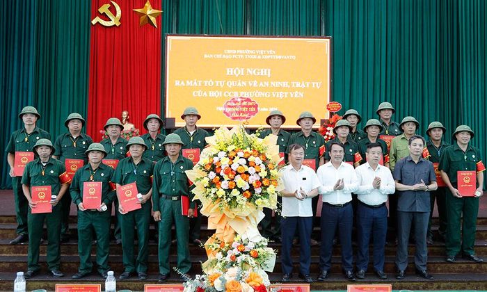  Các đồng chí lãnh đạo phường Việt Yên trao Quyết định và tặng hoa chúc mừng các “Tổ tự quản về an ninh, trật tự”. 