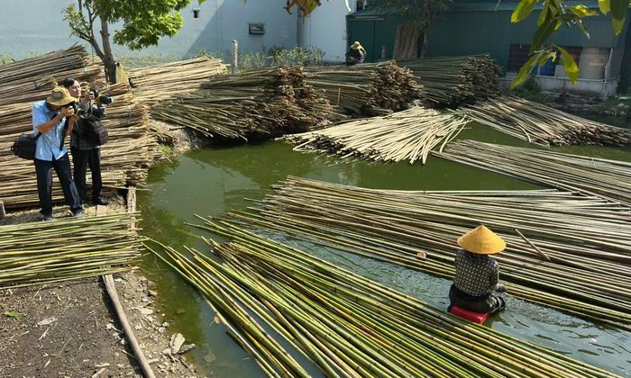  Các nghệ sĩ nhiếp ảnh Bắc Ninh tác nghiệp tại làng nghề tre trúc Xuân Lai (phường Gia Bình).  