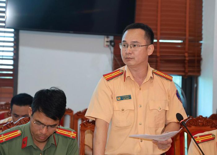  Thiếu tá Lê Thế Biên, Phó Trưởng Phòng Cảnh sát giao thông tham gia tọa đàm. 