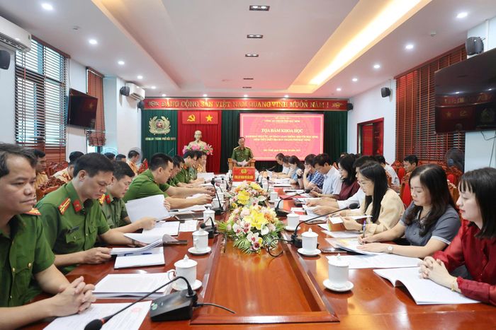  Toàn cảnh buổi tọa đàm. 