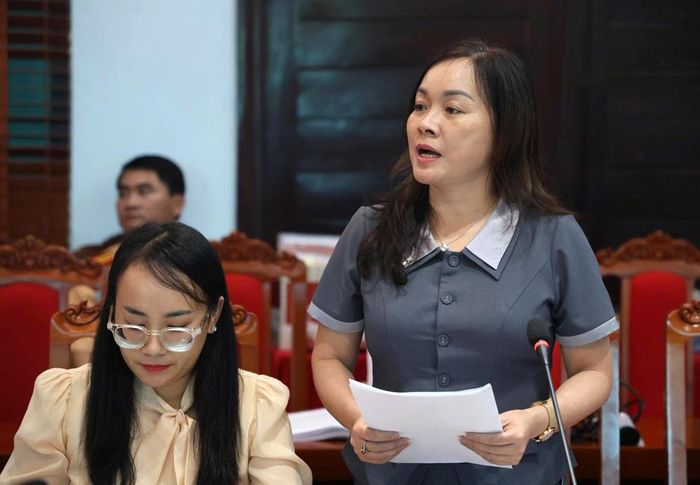  Cô giáo Ngô Thị Quyên, Phó Hiệu trưởng Trường Trung học phổ thông Hàn Thuyên trao đổi, đề xuất giải pháp bảo đảm an toàn giao thông cho học sinh tại buổi tọa đàm. 