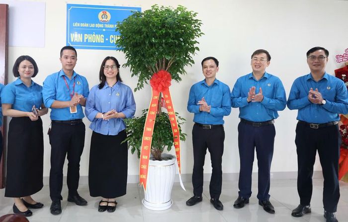  Các đơn vị chúc mừng ra mắt Văn phòng Cụm khu công nghiệp số 5. 