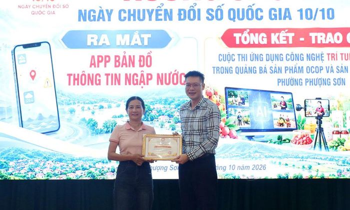  Lãnh đạo phường Phượng Sơn trao giải Nhất cho đại diện nhà vườn Đồng Nga, tổ dân phố Đồng Giao. 